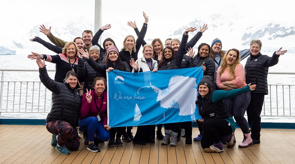 OE-Pax-with-flag_950x530 OE-Pax-with-flag_950x530