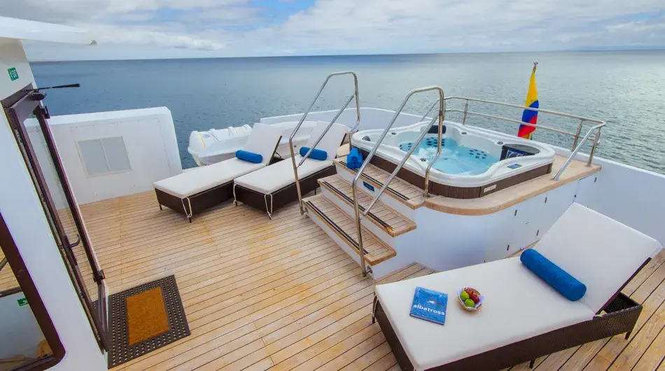 Natural Paradise Galapagos Cruise - Jacuzzi Natural Paradise Galapagos Cruise - Jacuzzi