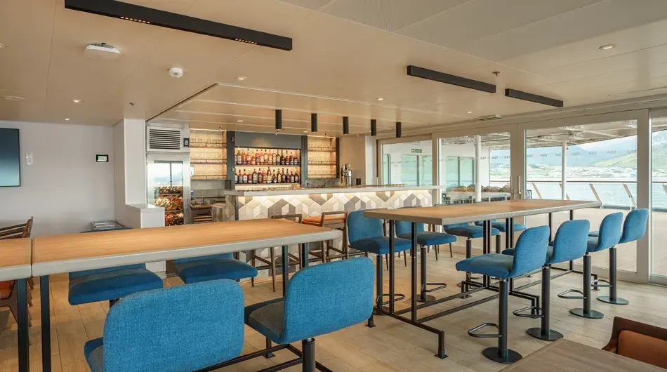 Quark Expeditions_Ultramarine_Bistro 487_ (6)_Web Quark Expeditions_Ultramarine_Bistro 487_ (6)_Web