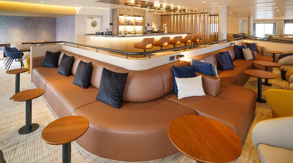Quark Expeditions_Ultramarine_Panorama Lounge_(9)_Web Quark Expeditions_Ultramarine_Panorama Lounge_(9)_Web