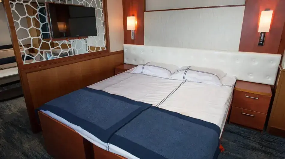 M/S Expedition Suite Cabin Bed M/S Expedition suite Cabin Bed