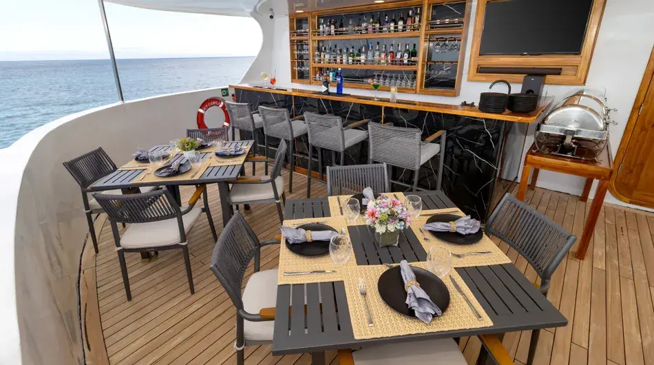 Horizon Trimaran Alfresco Dining Horizon Trimaran Alfresco Dining
