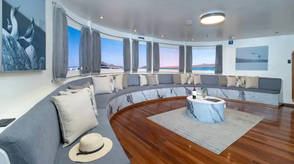 Horizon Trimaran Lounge Horizon Trimaran Lounge