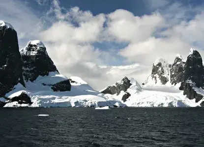 Headers-template-2.jpg Panoramic view of Antarctica)