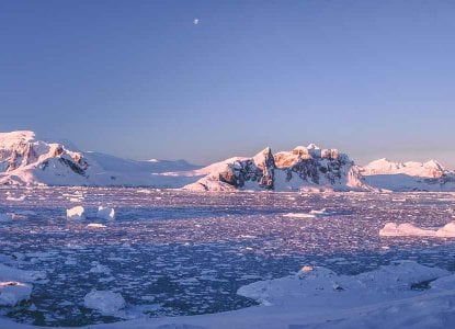 Arctic vs Antarctica Arctic vs Antarctica